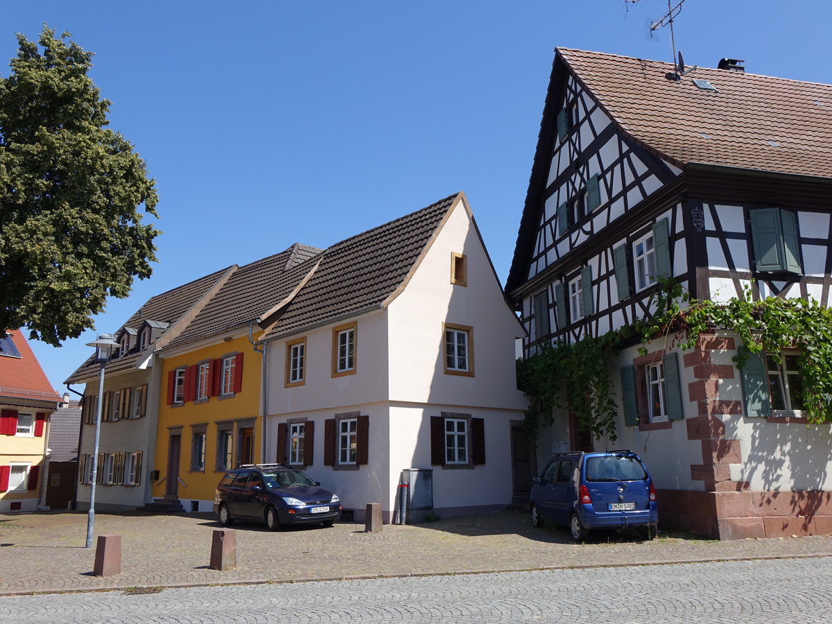 Riegel am Kaiserstuhl, Huser an der Hauptstrae (14.08.2016)