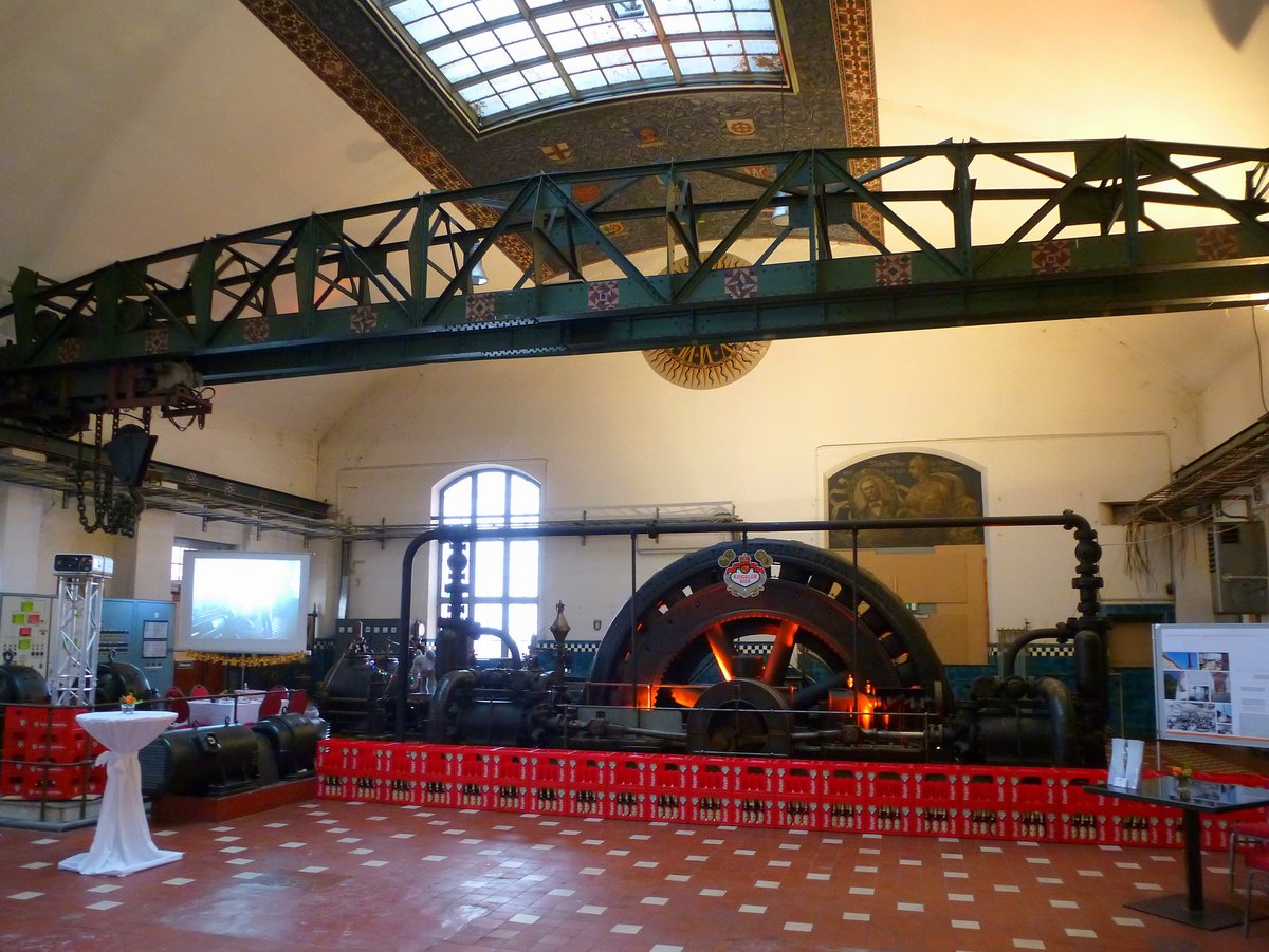 Riegel, Blick in die Maschinenhalle der ehemaligen Brauerei mit Dampfmaschine, Generator und Kranbrcke, steht alles unter Denkmalschutz, Sept.2015