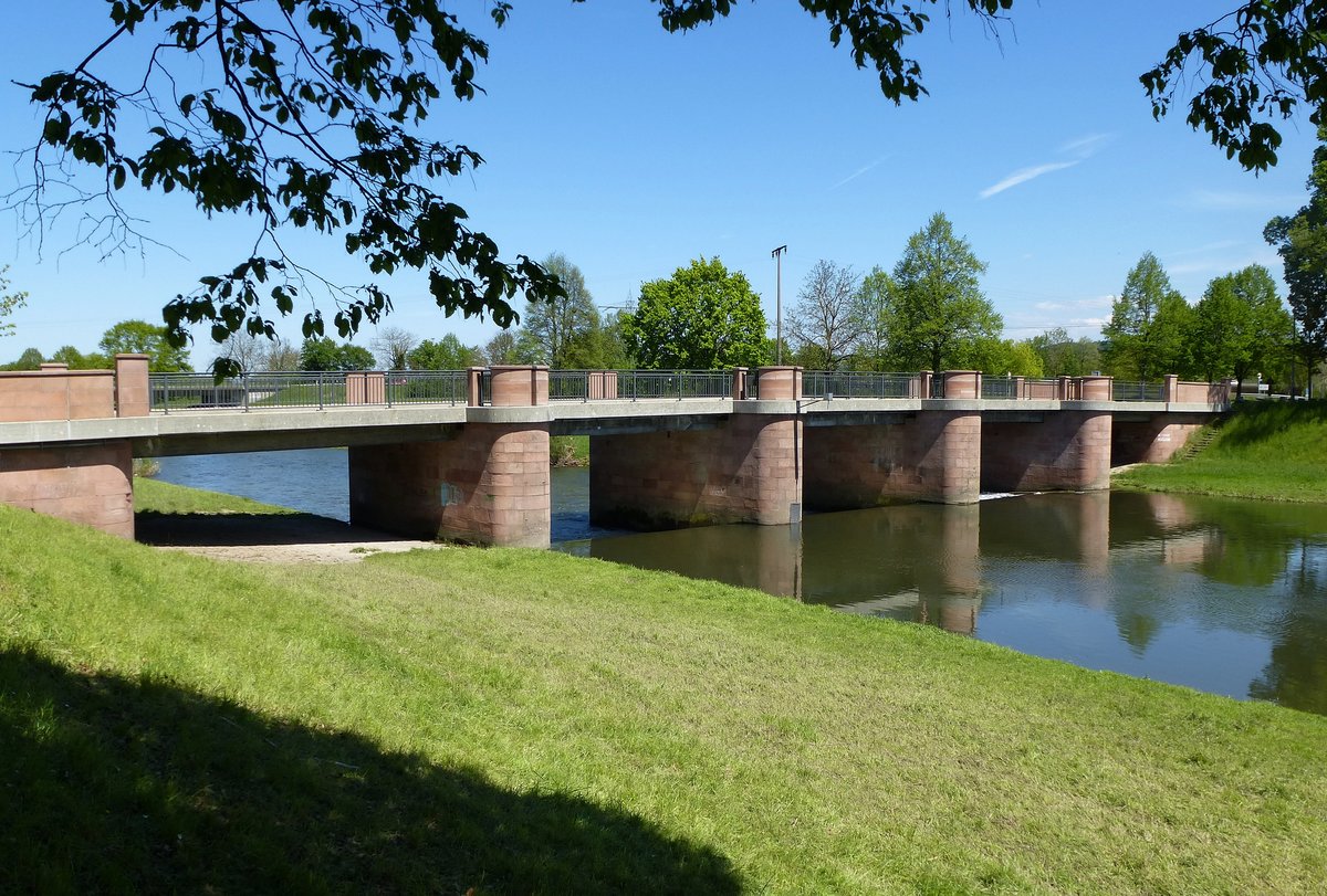 Riegel, das Klappwehr zum Leopoldskanal dient der Wasserstandsregulierung, erbaut  Mitte des 19.Jahrhunderts, Mai 2016