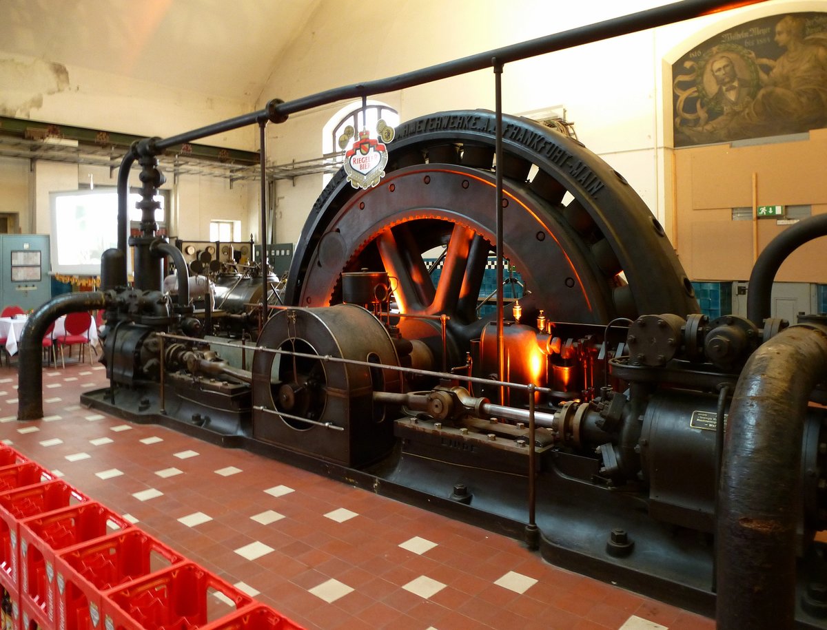 Riegel, im Maschinenhaus der ehemaligen Brauerei steht diese voll funktionsfhige Dampfmaschine von 1893 zur Strom-und Klteerzeugung, Sept.2015