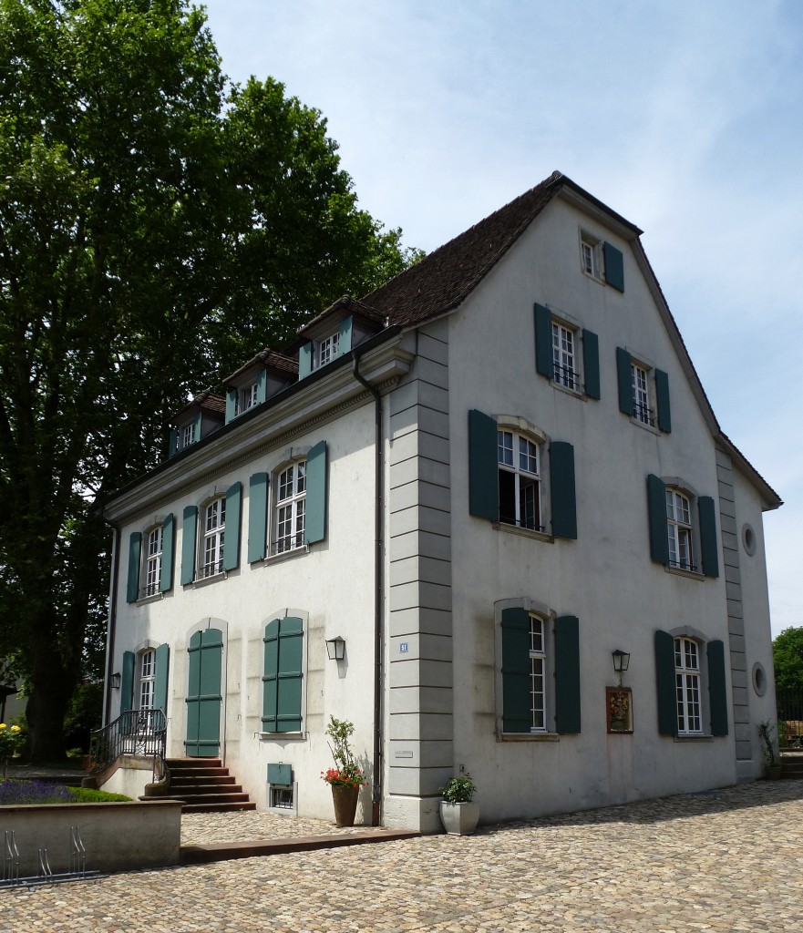 Riehen, das Elbs-Birrsche Landgut von 1695 beherbergt heute eine Musikschule, Juni 2015