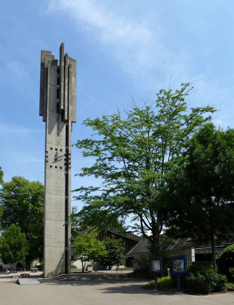 Riehen, der freistehende, 36m hohe Glockenturm der Kornfeldkirche, Juni 2015