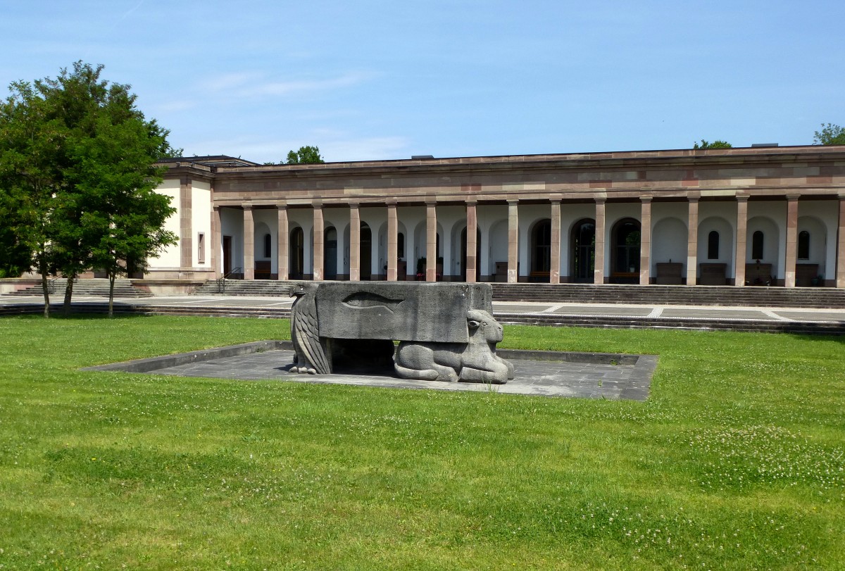 Riehen, Kapellengebude und Denkmal am Zentralplatz des Friedhofes  Am Hrnli , Juni 2015