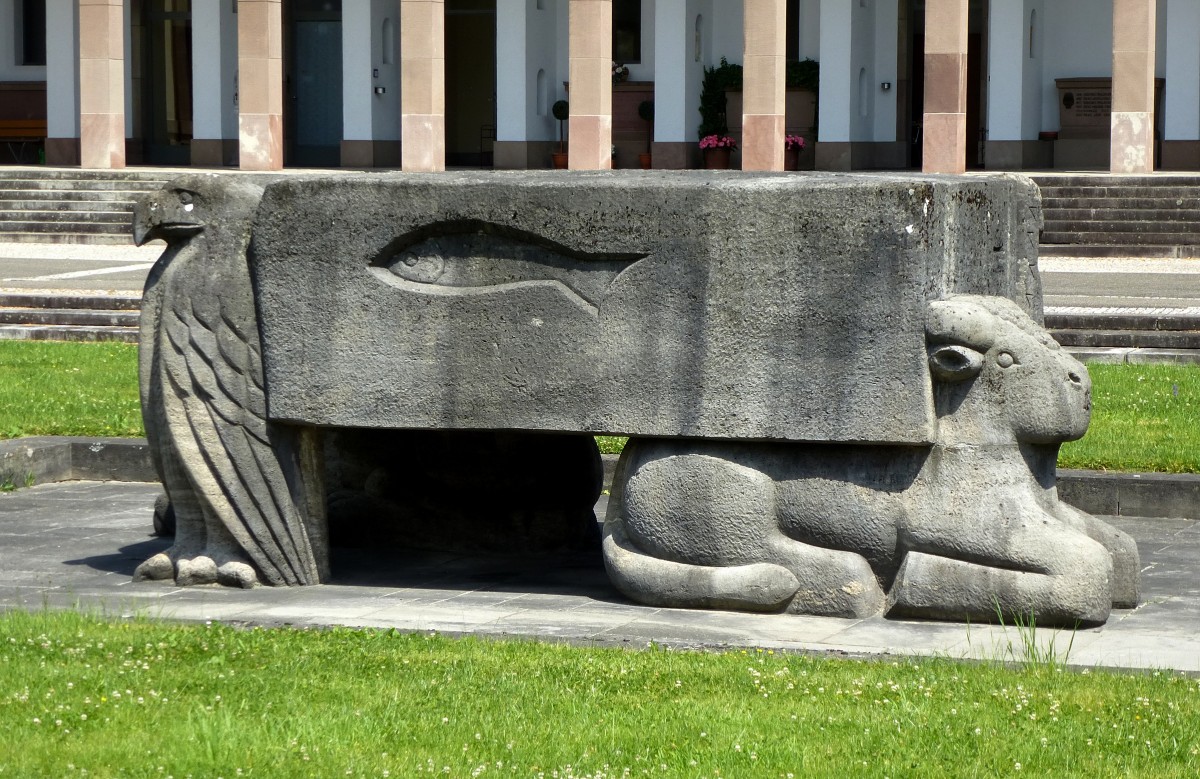 Riehen, das Monument am Zentralplatz des Friedhofes  Am Hrnli , Juni 2015