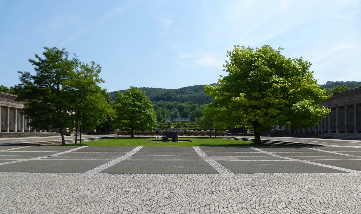 Riehen, der Zentrale Platz im Friedhofsbereich mit den Kapellengebuden links und rechts, Juni 2015