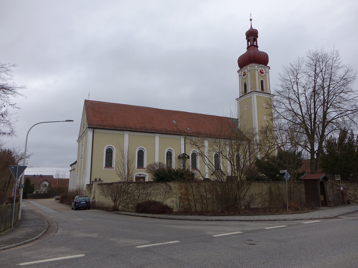 Riekofen, Pfarrkirche St. Johann Baptist, Saalbau mit eingezogenem Chor, Flankenturm mit Zwiebelhaube, erbaut im 14. Jahrhundert, Langhaus 18. Jahrhundert, 1869 neugotischer Kapellenanbau (28.02.2017)