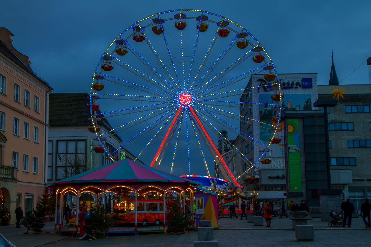 Riesenrad auf dem Neubrandenburger Weihnachtsmarkt. - 08.12.2014