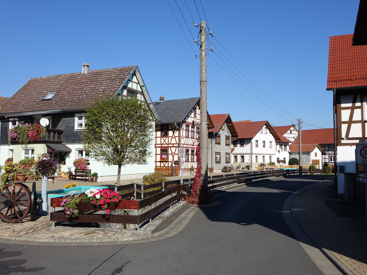 Rieth, Dorfbrunnen und Fachwerkhuser an der Riether Hauptstrae (15.10.2018)