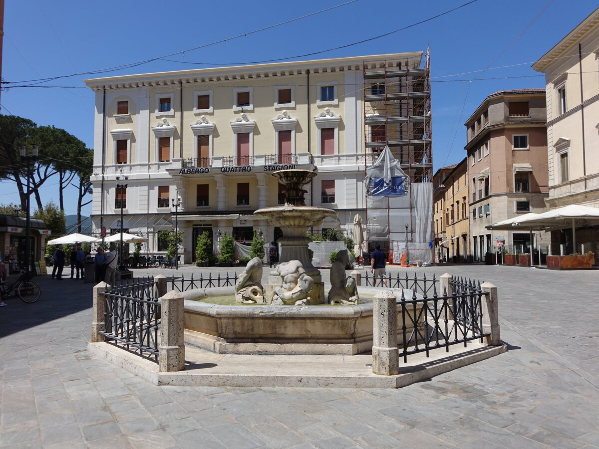 Rieti, Fontana dei Delfini an der Piazza Vittorio Emanuele II. (25.05.2022)