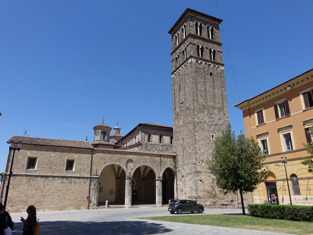 Rieti, Kathedrale St. Maria Assunta an der Piazza Battisti, erbaut von 1109 bis 1225, romanischer Glockenturm von 1252, Vorhalle von 1458, barocker Innenraum (25.05.2022)