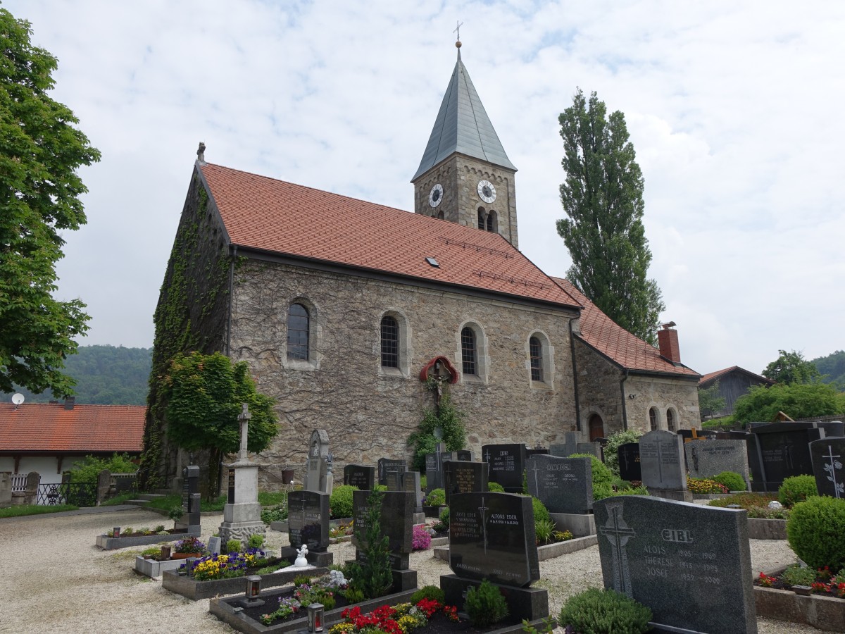 Riggerding, St. Josef Kirche, neuromanischer Saalbau in unverputztem Bruchsteinmauerwerk mit Nordturm, Ende 19. Jahrhundert (25.05.2015)