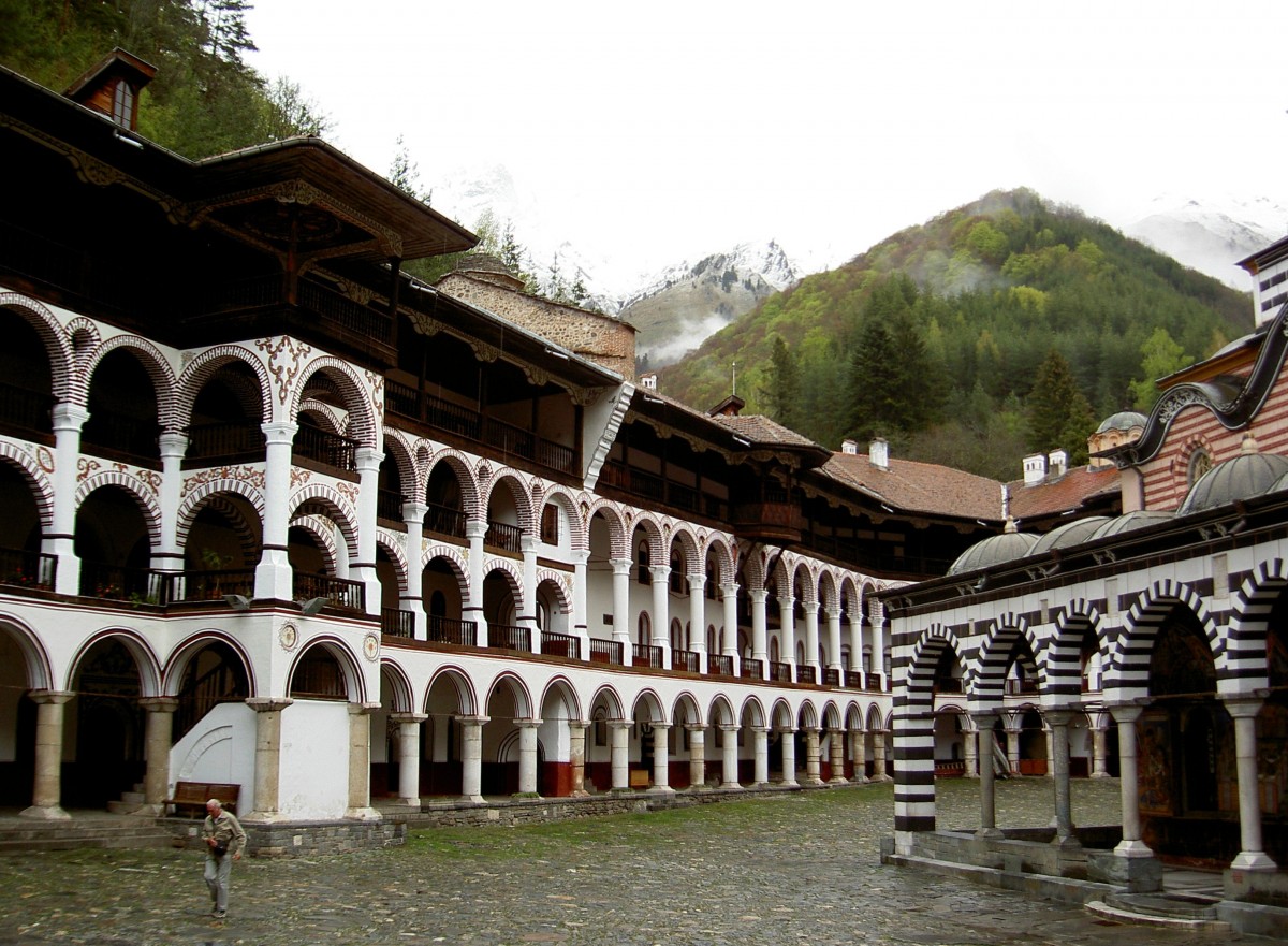 Rila Kloster, der Arkadeninnenhof des Klosters (01.05.2014)