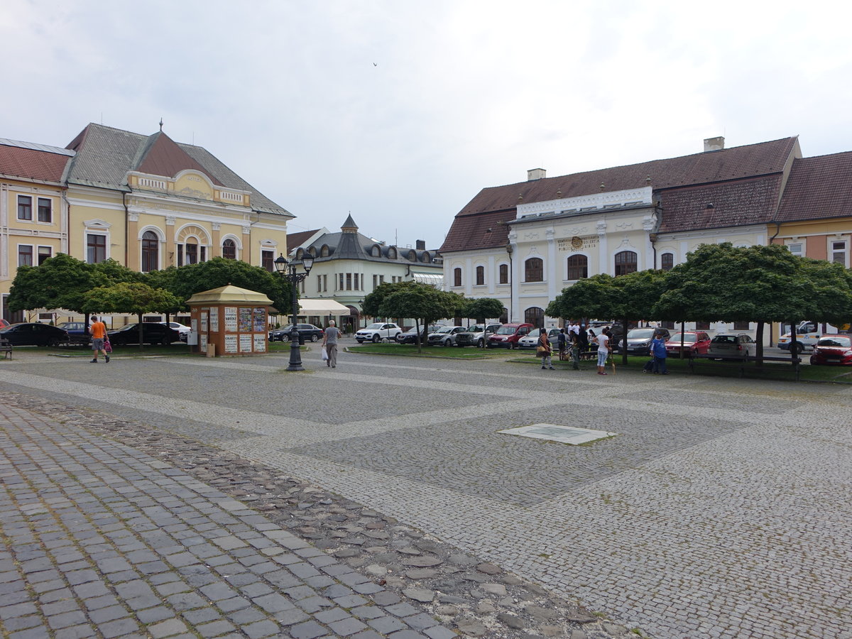 Rimavska Sobota / Grosteffelsdorf, Hotel Tatra und Stadtbibliothek am Hlavne Namesti (27.08.2019)