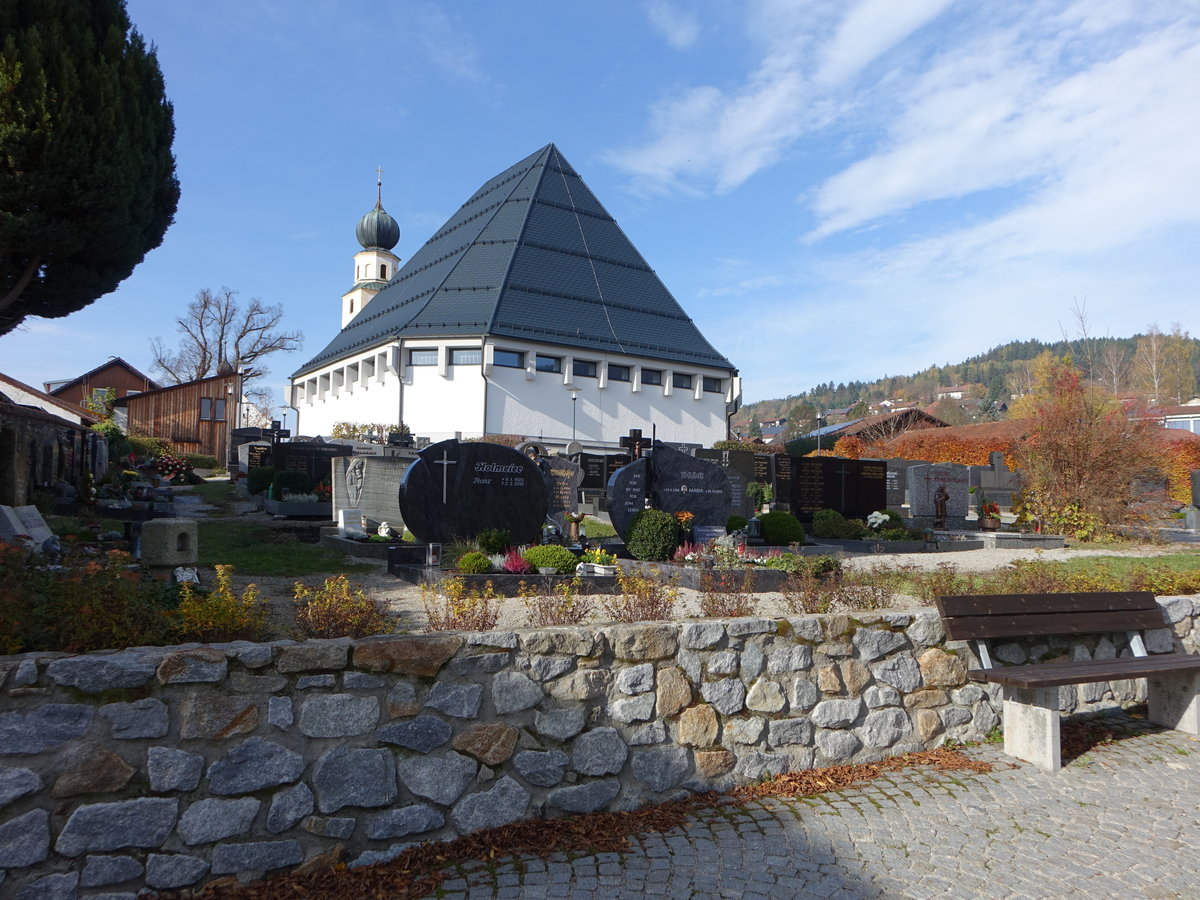 Rimbach, kath. Pfarrkirche St. Michael, Saalbau mit Satteldach und Fassadenturm mit Zwiebelhaube, erbaut 1719, moderner Anbau 1972 anstelle des Chores (05.11.2017)