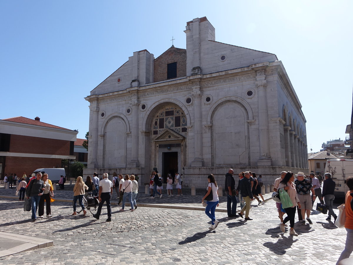 Rimini, Tempio Malatestiano, erbaut von 1447 bis 1456 im Frührenaissancestil, Fassade von Leon Battista Alberti (21.09.2019)