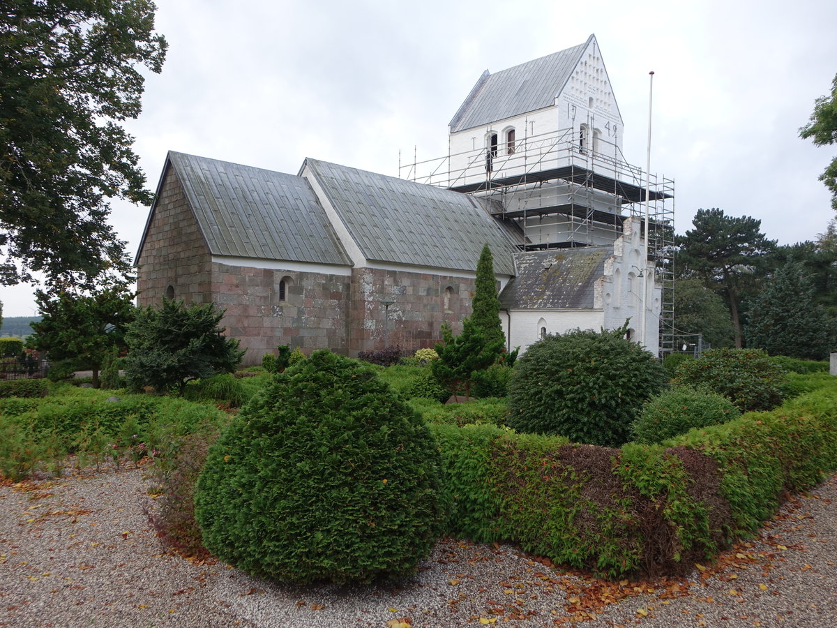Rimso, evangelische Dorfkirche, Chor und Langschiff romanisch, Kirchturm und Waffenhaus sptgotisch (24.09.2020)
