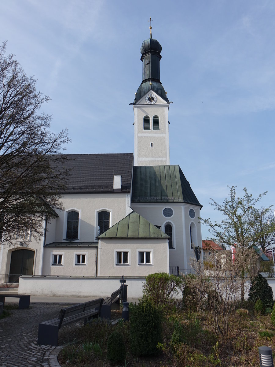 Rimsting, Pfarrkirche St. Nikolaus, Saalbau mit Satteldach, stark eingezogenem Chor und Nordturm mit welscher Haube, Chor und Turm 1472, Turmoberbau nach Plan von Christian Raab durch Wolfgang Seimbl 1715, barocke Chorumgestaltung durch Johann Schreck 1783, Umgestaltung des Langhauses durch Friedrich Haindl von 1937 bis 1938 (02.04.2017)