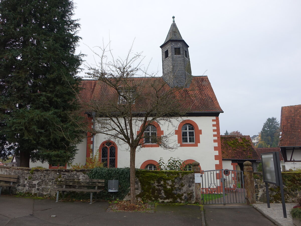 Rinderbgen, evangelische St. Laurentius, Saalkirche mit eingezogenem rechteckigem Chor, erbaut im 14. Jahrhundert (30.10.2021)