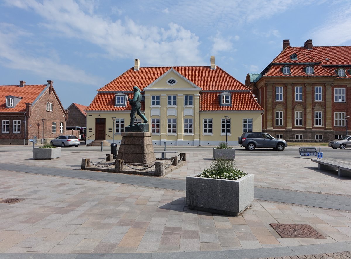 Ringkobing, Statue von Mylius-Erichsen von Chresten Skikkild von 1916 am Herningvej (09.06.2018)
