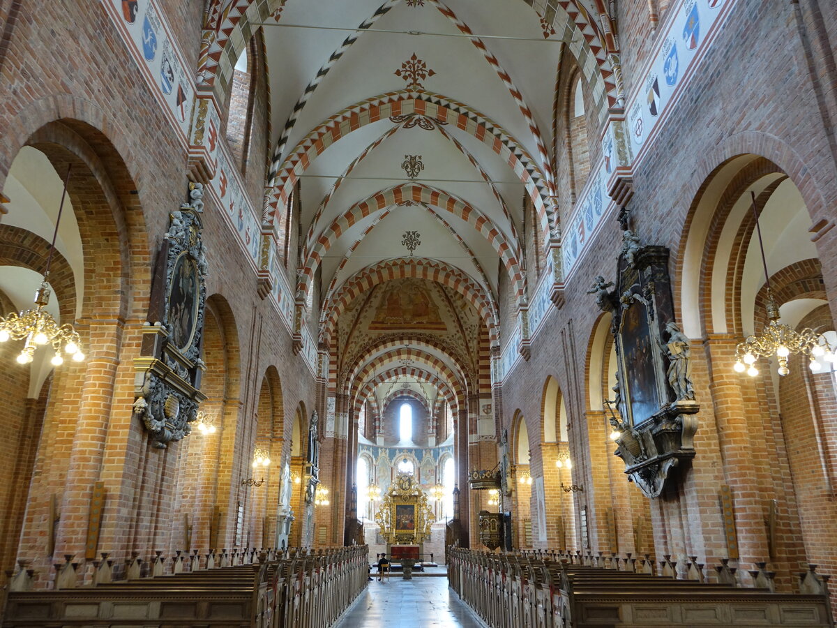 Ringsted, Innenraum der evangelischen St. Bendts Kirche, Fresken aus romanischer und gotischer Zeit, Taufstein von 1150, Chorgesthl von 1420 (22.07.2021)