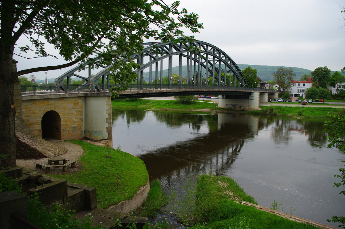 Rinteln, Hindenburgbrücke über die Weser, Bogenbrücke aus Stahl, erbaut 1950 (10.05.2010)