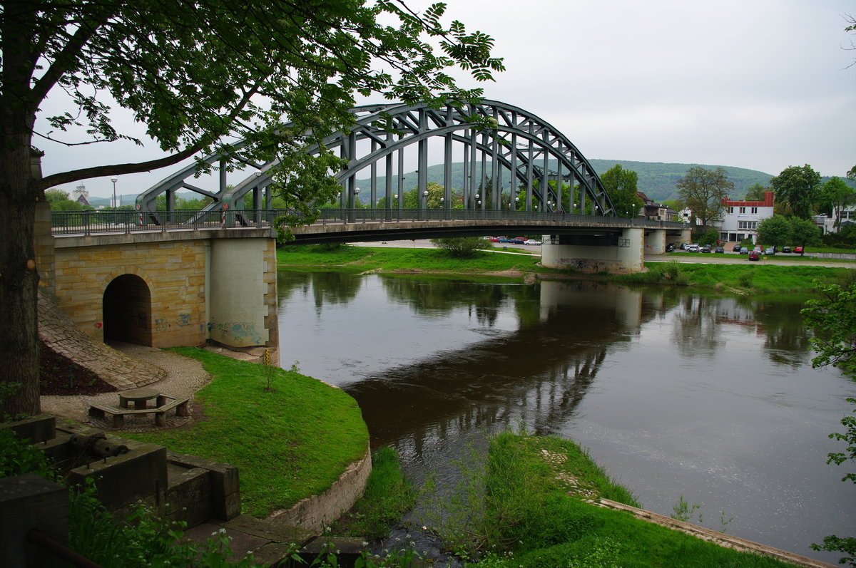 Rinteln, Hindenburgbrcke ber die Weser, Bogenbrcke aus Stahl, erbaut 1950 (10.05.2010)