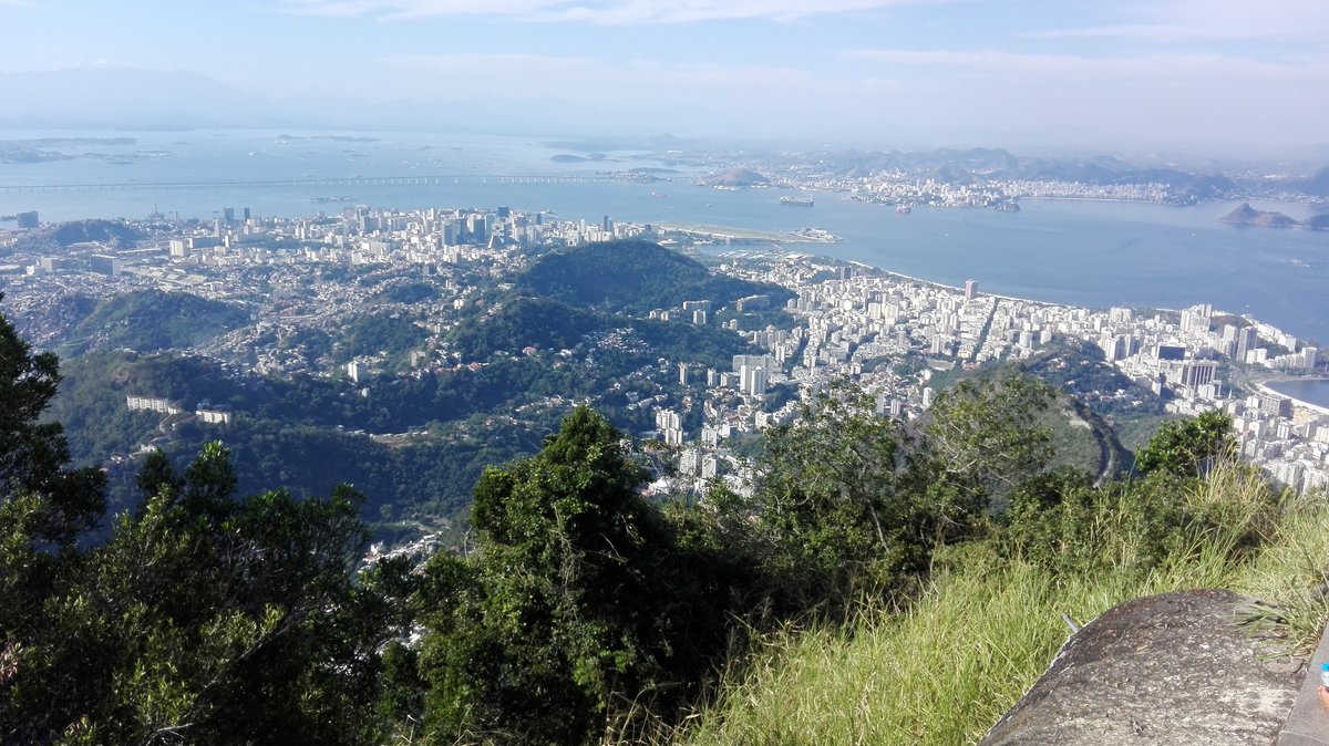 Rio de Janeiro. Blick auf die Stadt mit Rio-Niteri-Brcke. Aufgenommen von der Cristo Redentor Statue am 24.08.2018.