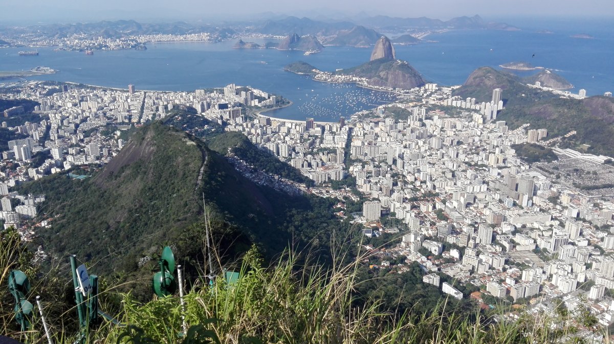 Rio de Janeiro. Blick auf die Stadt und den Zuckerhutfelsen. Aufgenommen von der Cristo Redentor Statue am 24.08.2018.