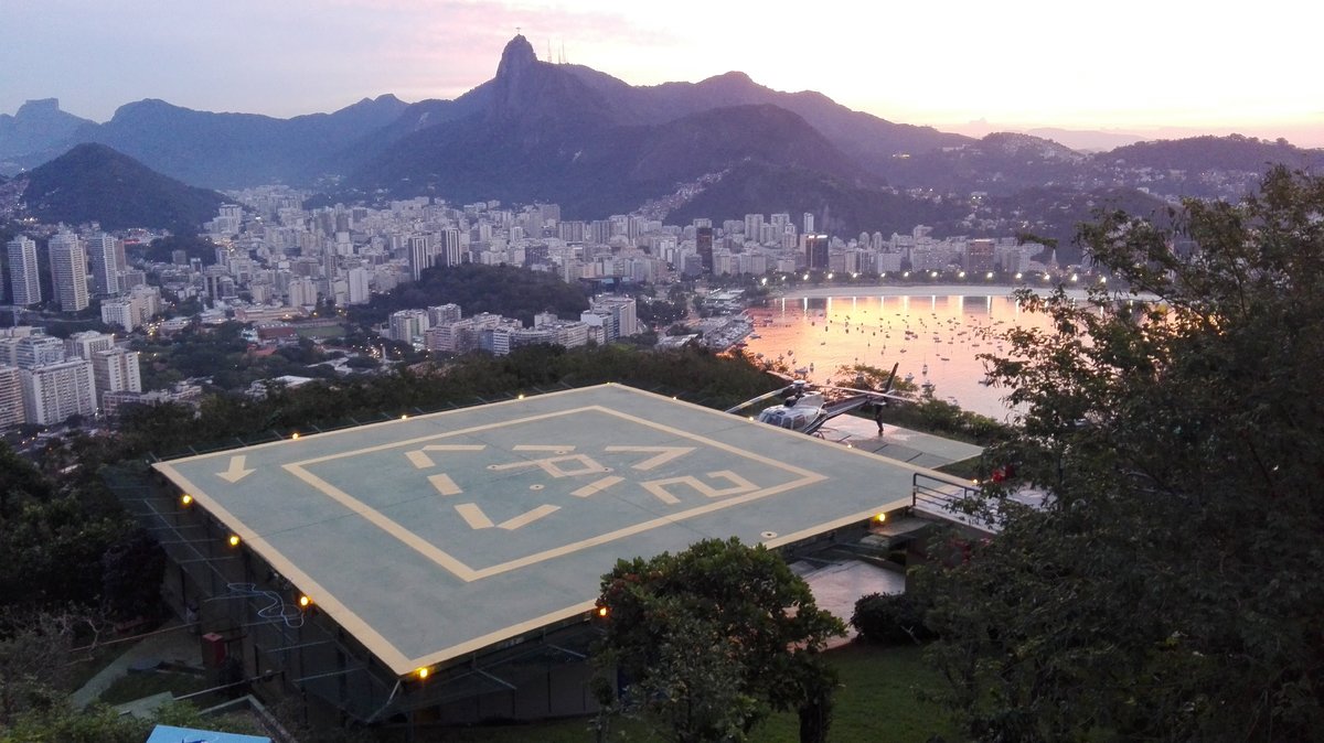 Rio de Janeiro. Blick auf die Stadt im Sonnenuntergang mit Cristo Redentor Statue am Horizont. Aufgenommen vom Zuckerhut am 24.08.2018.