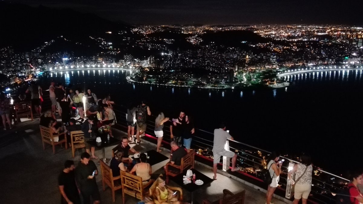 Rio de Janeiro. Nachtaufnahme der Besucherterrasse am Zuckerhut mit Stadt im Hintergrund. Aufgenommen am 24.08.2018.