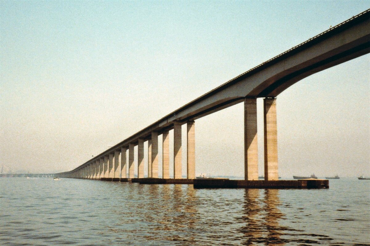 Rio de Janeiro, Rio-Niteri-Brcke. Offizieller Name: Ponte Presidente Costa e Silva. Erffnung 4. Mrz 1974, Gesamtlnge 13’290 m. Fotografiert im September 1984