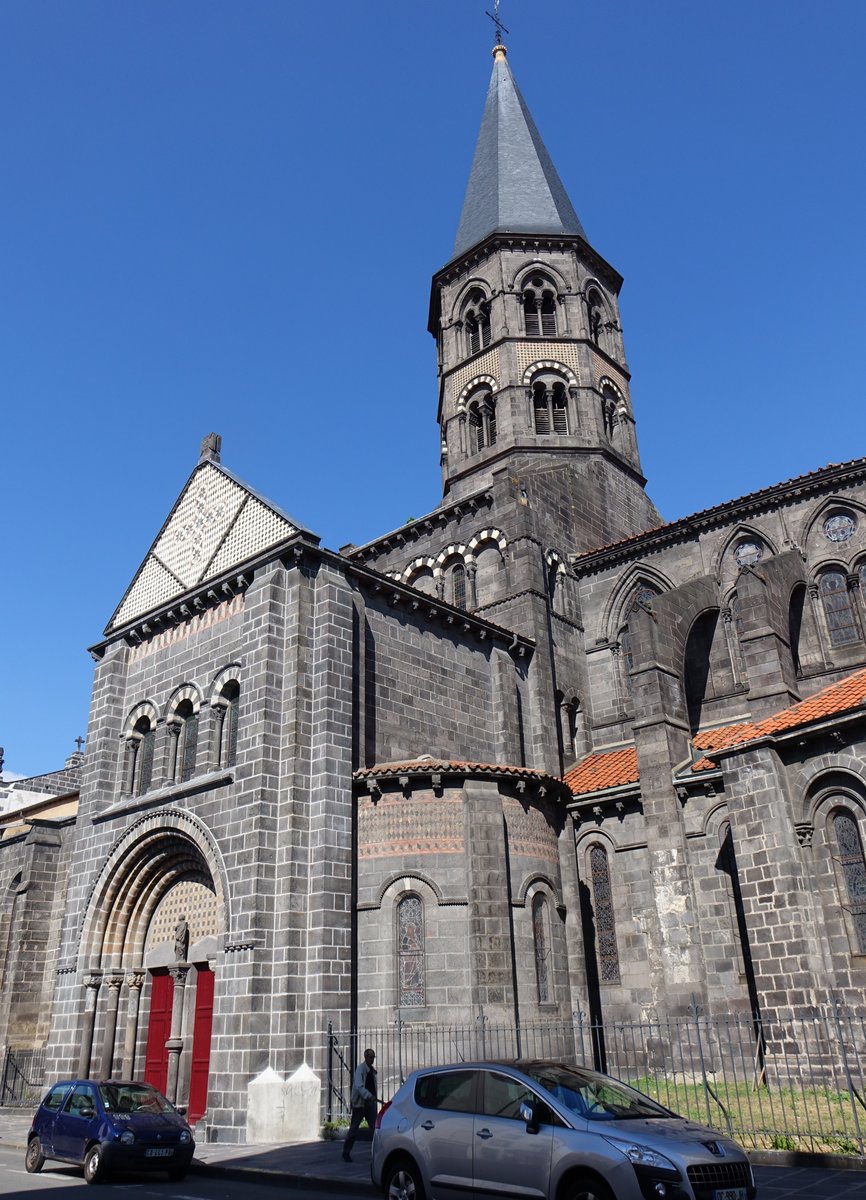 Riom, Saint Amable Kirche, Haupt- und Querschiff erbaut im 12. Jahrhundert, Chor 13. Jahrhundert, Fassade 19. Jahrhundert (20.09.2016)