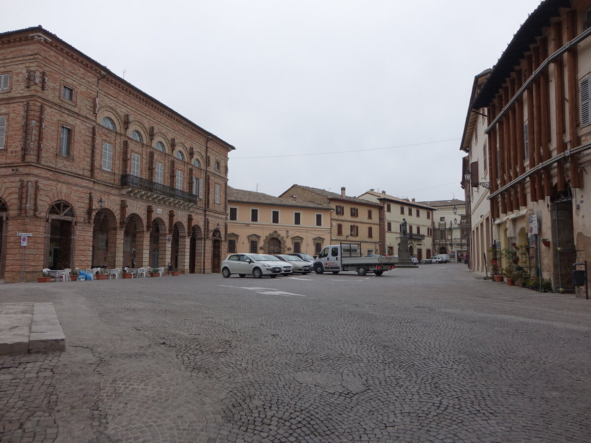 Ripe San Ginesio, Rathaus und Gebude in der Via Roma (30.03.2022)