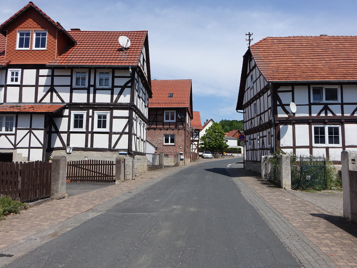 Rittmannshausen, Fachwerkhuser in der Rambacher Strae (03.06.2022)