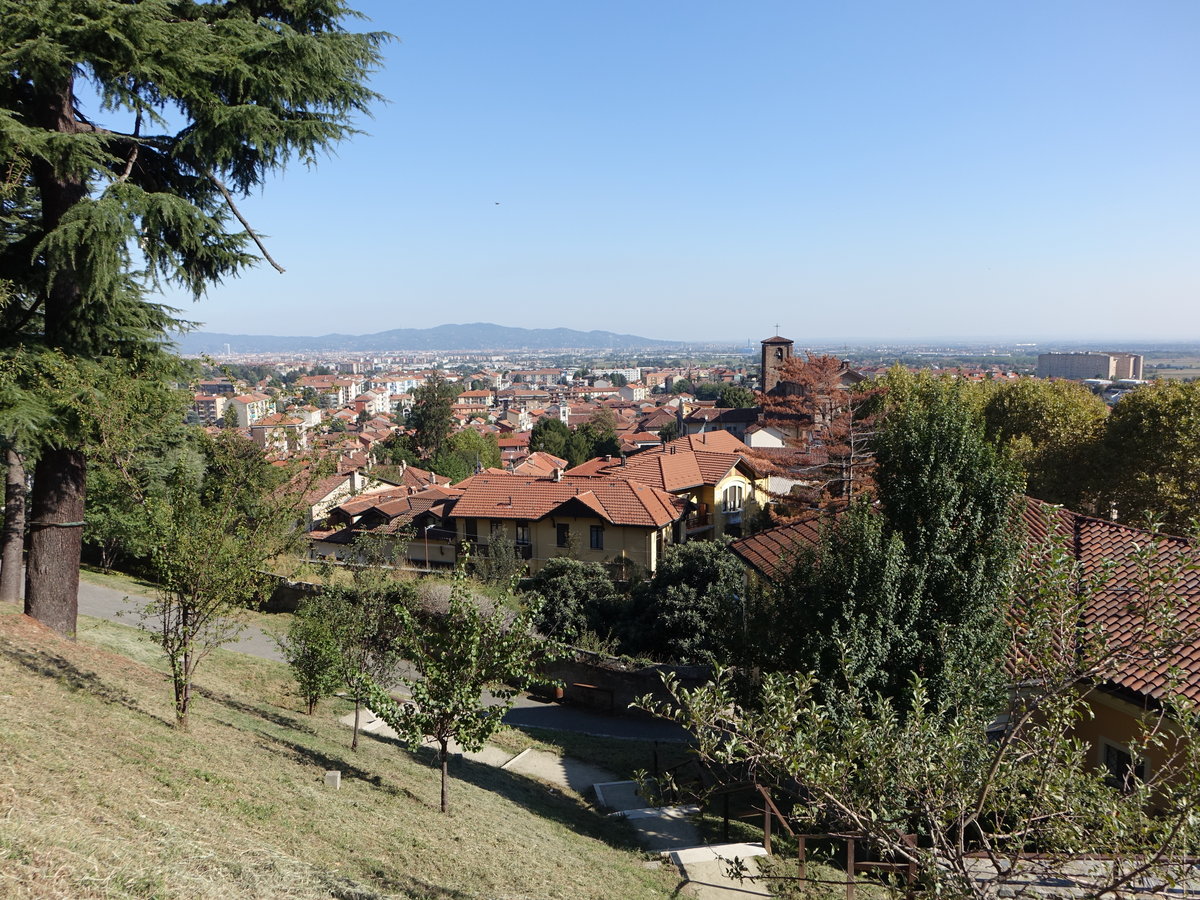 Rivoli, Aussicht vom Schloberg auf die Altstadt mit St. Martino Kirche (04.10.2018)