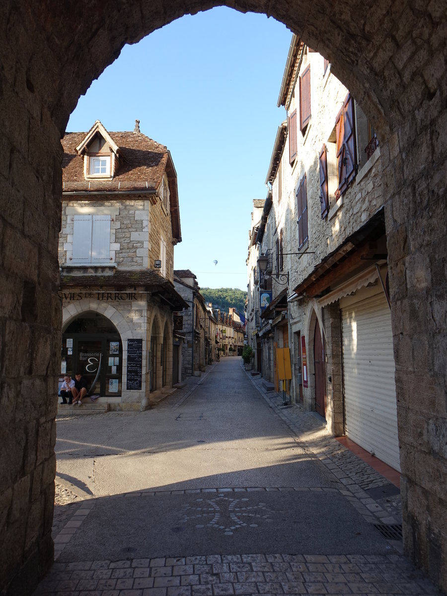 Rocamadour, Blick durch das Porte Salman auf die Grande Rue in der Unterstadt (22.07.2018)