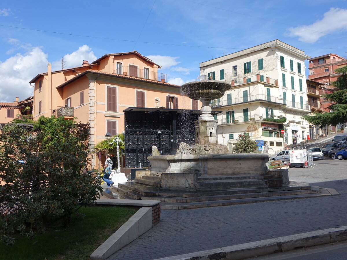 Rocca di Papa, Brunnen an der Piazza della Repubblica (19.09.2022)