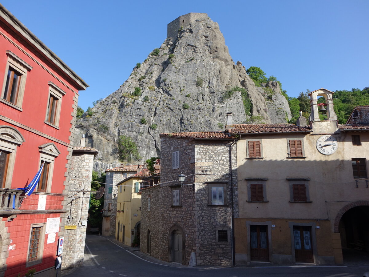 Roccalbegna, Burg Aldobrandesca, Festungsruine auf dem hchsten Felsen ber dem Ort (22.05.2022)