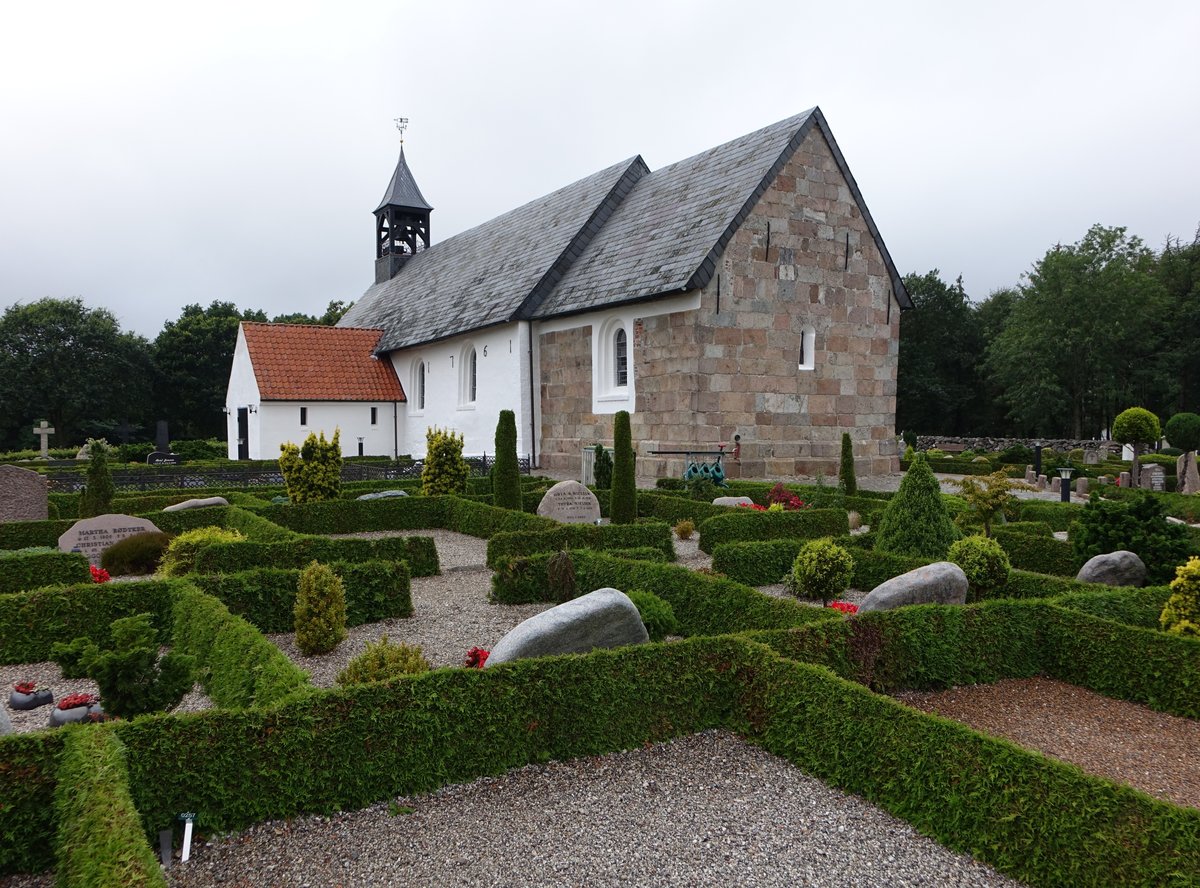 Rodding, romanische Ev. Kirche, erbaut um 1200, verlngert um 1500 (21.07.2019)