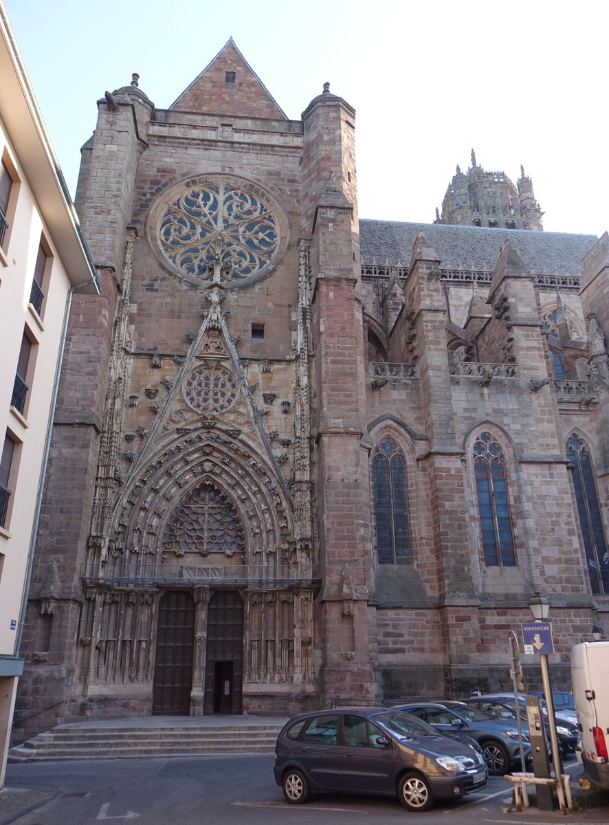 Rodez, Kathedrale Notre-Dame am Place de Armes, erbaut im 13. Jahrhundert (31.07.2018)