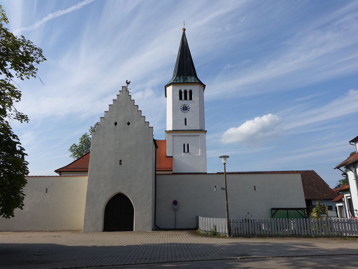 Rckenhofen, Wehrkirche St. gidius, Chorturmanlage mit Walmdach, Langhaus erbaut 1693 durch Johann Baptist Camesina (26.05.2016)
