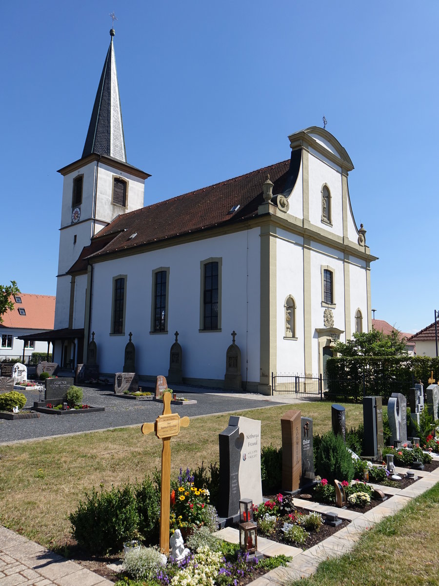 Rdelmaier, kath. Pfarrkirche St. gidius, Ostturm mit Spitzhelm, sptbarockes Langhaus erbaut 1762 (07.07.2018)