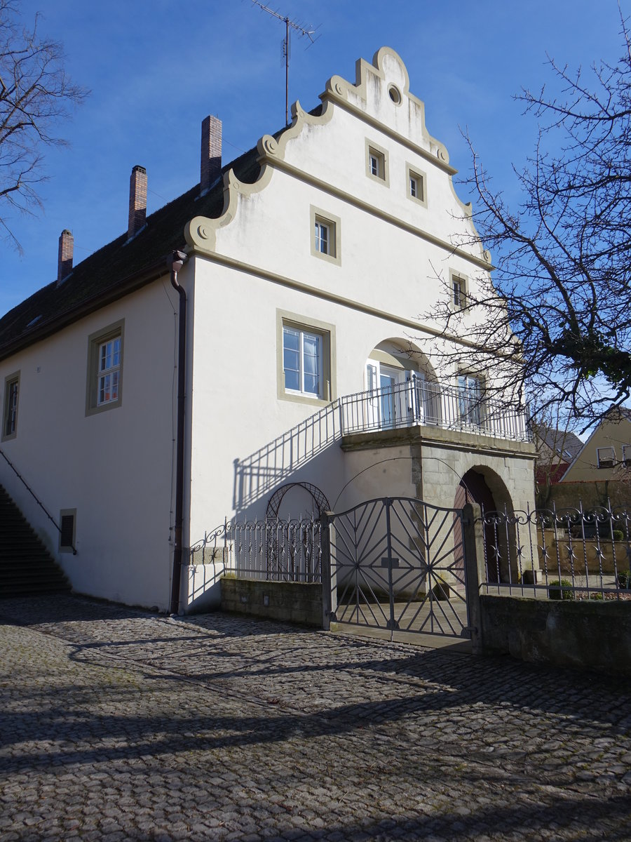 Rdelsee, Ehemaliges Crailsheimsches Schloss, zweigeschossiger Satteldachbau mit Volutengiebeln und Freitreppe, erbaut um 1600 fr die Freiherren von Crailsheim (11.03.2018)