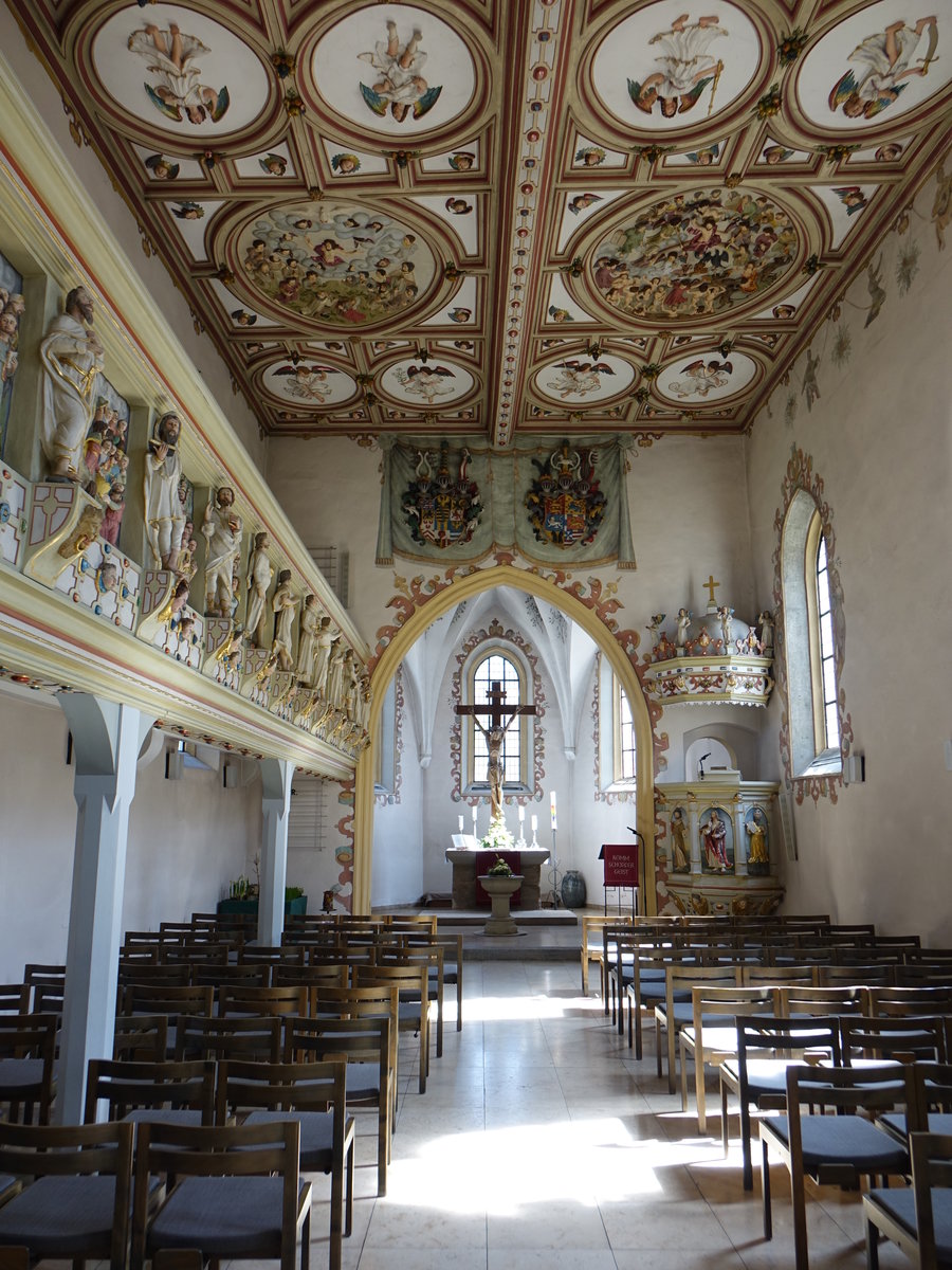 Rdental-Oeslau, Ev. St. Johannis Kirche, spitzbogiger Triumphbogen mit Ornamentmalerei im Florisstil und den beiden Wappen von Sachsen-Coburg und Gotha sowie Hannover-England, Kassettendecke, mit farbigen gefassten Stuckreliefs an der Brstung geschmckte Empore (08.04.2018)