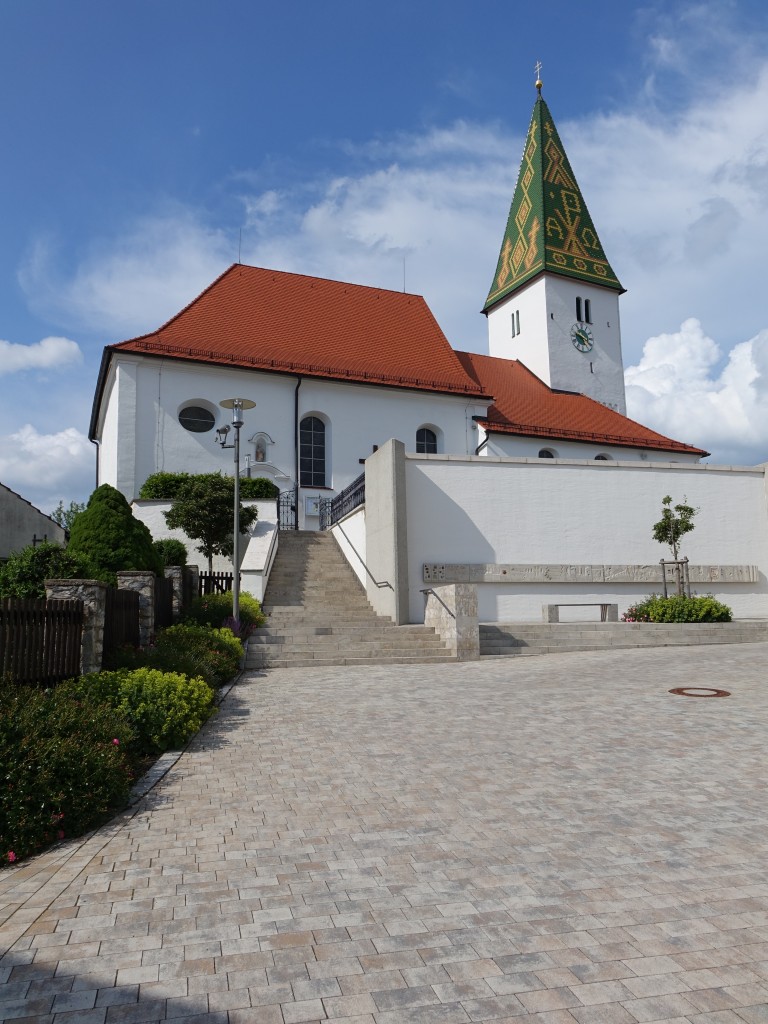 Rgling, Kath. Pfarrkirche St. Peter und Paul, Kirchplatz 5, Saalbau mit eingezogenem Rechteckchor, Langhaus erbaut 1733 durch Hans Jrg Kaiser, 1775 Anbau der nrdlichen Kapelle, Sakristei von 1894 (07.06.2015)