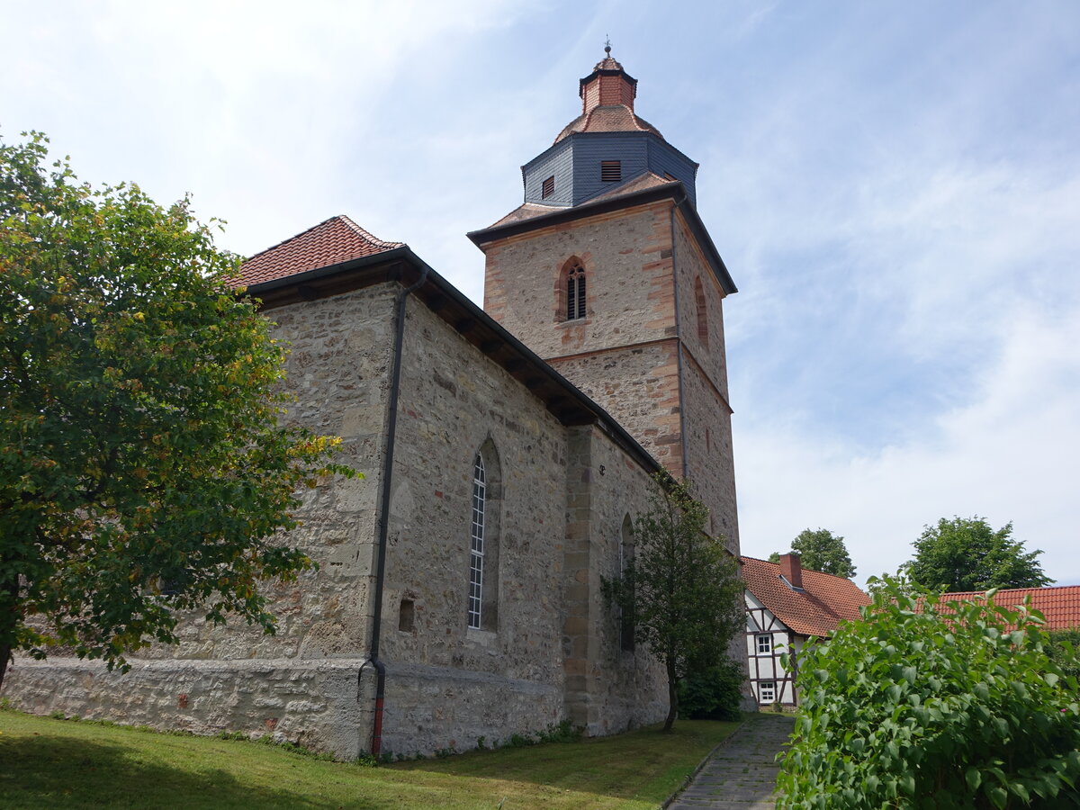 Rhrda, evangelische Kirche St. Peter und Paul, sptgotische Saalkirche, erbaut 1328, verndert im 18. Jahrhundert (03.06.2022)