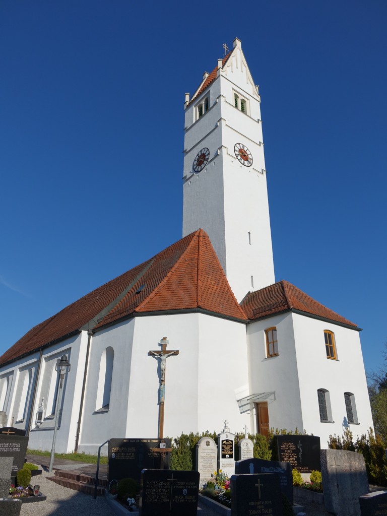 Rhrmoos, Pfarrkirche St. Johannes der Tufer, Chor und Turm sptgotisch, Langhaus erbaut von 1685 bis 1690, verlngert 1921 (19.04.2015)