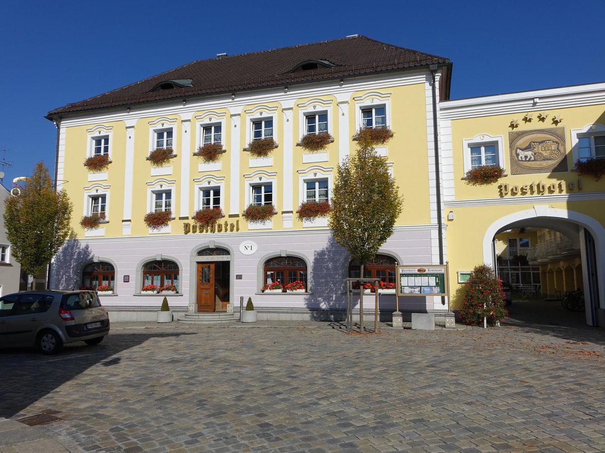 Rhrnbach, Gasthof zur Post am Marktplatz, erbaut im 18. Jahrhundert (22.10.2018)