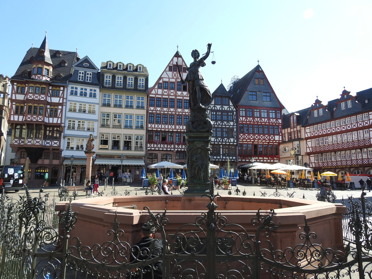 RMERBERG FRANKFURT MIT FACHWERKENSEMBLE UND JUSTITIABRUNNEN
Die prchtigen Fachwerkhuser auf dem Rmerberg sind immer eine Augenweide,und der JUSTITIA-BRUNNEN vor dem Rathaus soll(te) die Ratsmitglieder immer an Recht und
Gerechtigkeit erinnern....am 6.9.2020