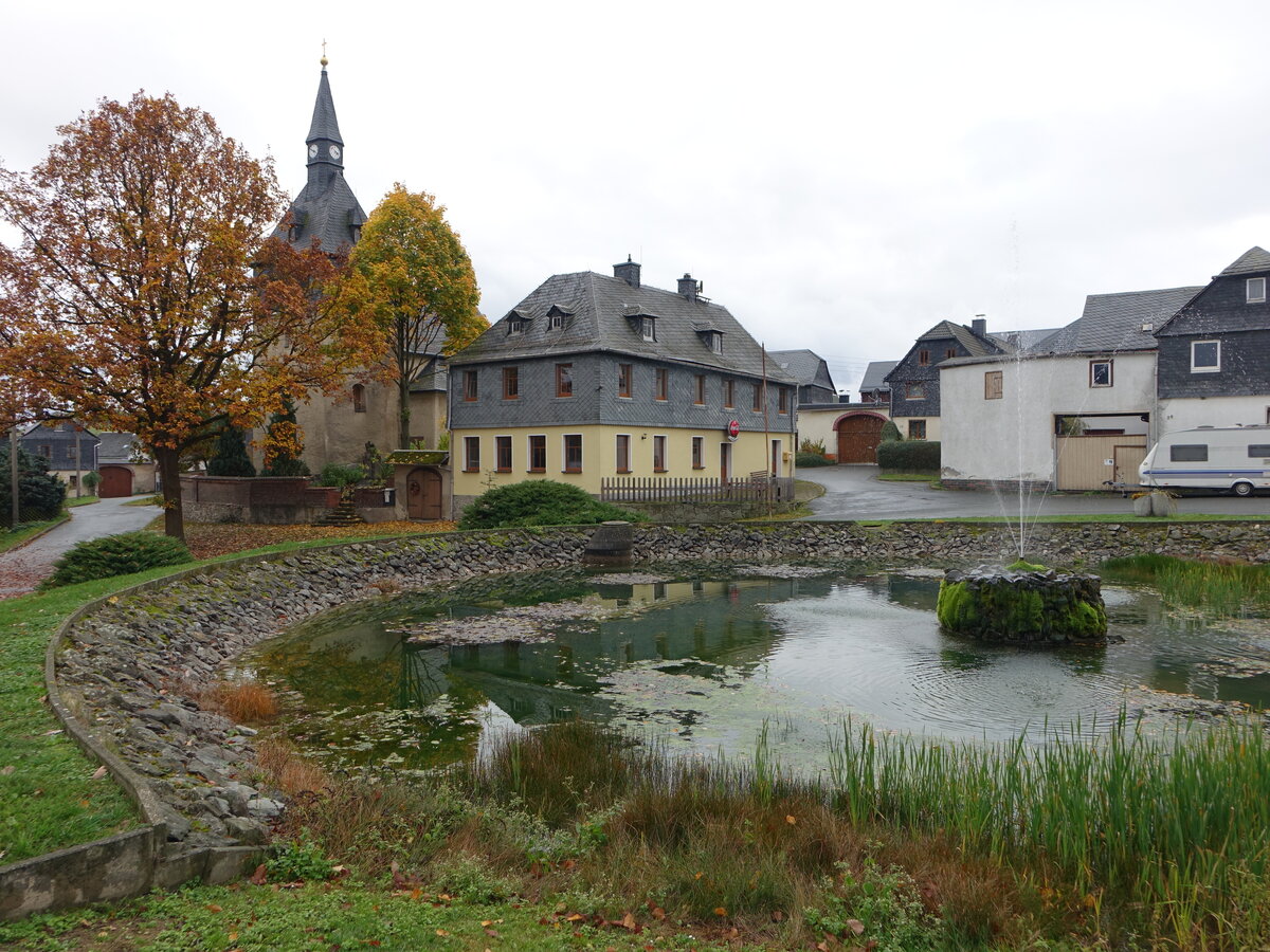 Rppisch, Huser und evangelische Kirche St. Wolfgang am Dorfweiher (18.10.2022)